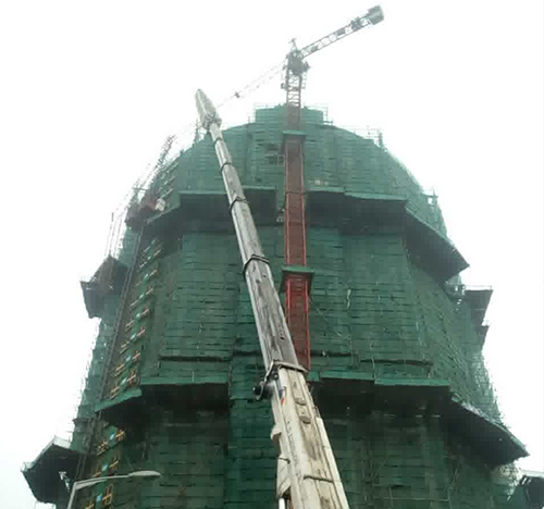 复兴吊车在工地上作业